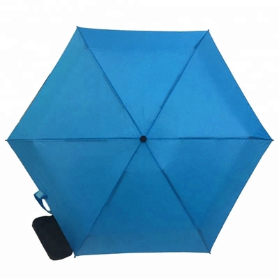 5 signore delle volte intascano la piccola dimensione dell'ombrello con Eva Case