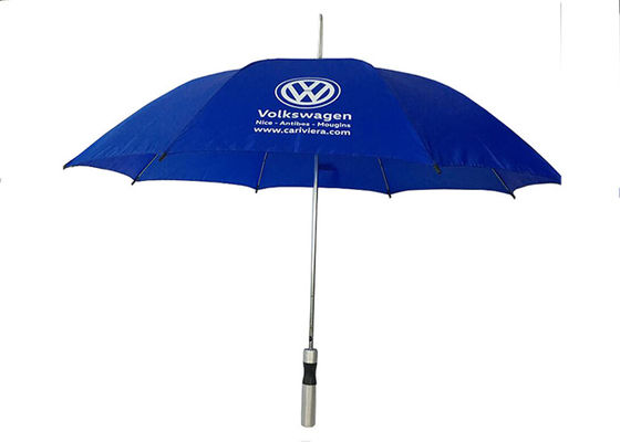 L'ombrello antivento della maniglia una della mano degli uomini diritti del commutatore
