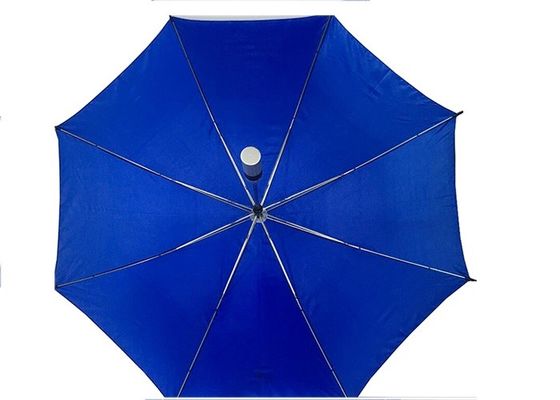 L'ombrello antivento della maniglia una della mano degli uomini diritti del commutatore