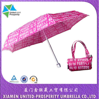 Le lettere rosa modellano l'ombrello di alluminio piegante triplo