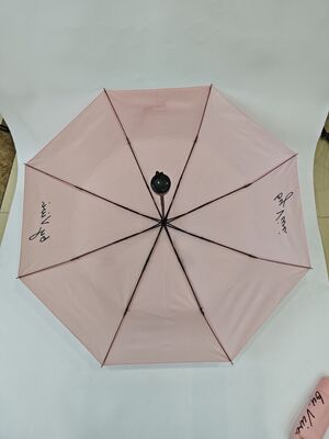 Ombrello turistico pieghevole automatico con apertura e chiusura manuale, dotato di comoda impugnatura rivestita in gomma, design leggero e compatto per viaggiare