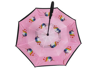 Il piccolo inverso rosa ha invertito la maniglia di gomma Unicon dell'ombrello stampato per i bambini