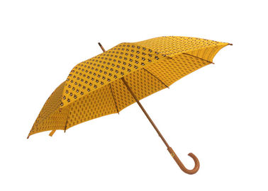 Tessuto di legno del poliestere dell'asse della maniglia dell'ombrello di legno della pioggia delle donne gialle