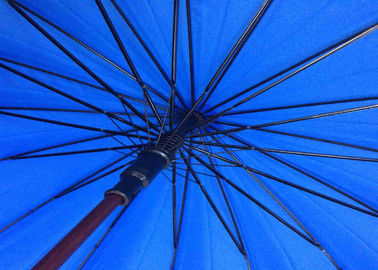 Ombrello blu di golf J di forma resistente del vento, maniglia di legno dell'ombrello di Raines