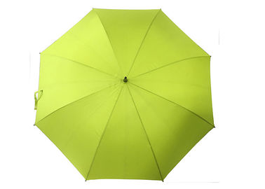 L'ombrello antivento degli uomini vicini aperti del manuale, maniglia di plastica di viaggio della presa antivento dell'ombrello