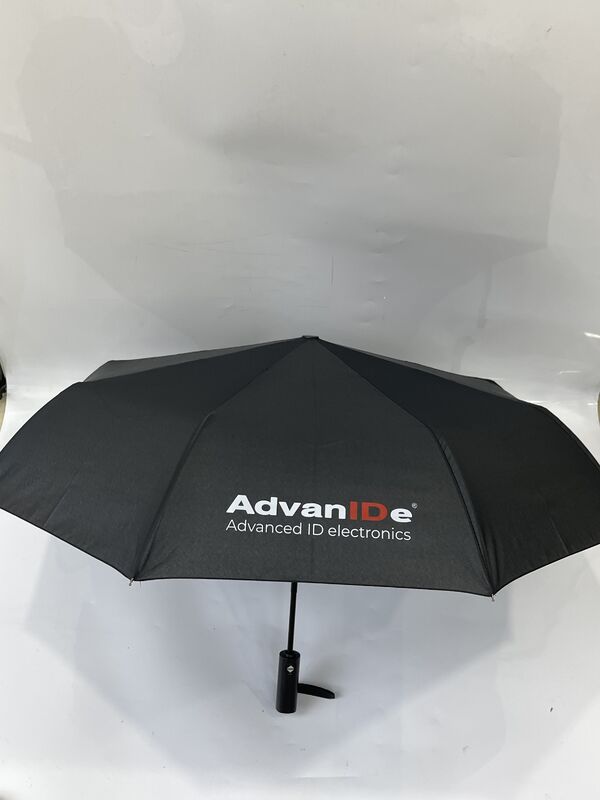 Ombrello tradizionale a manico di legno progettato per la massima durata e un aspetto elegante adatto per affari e svago