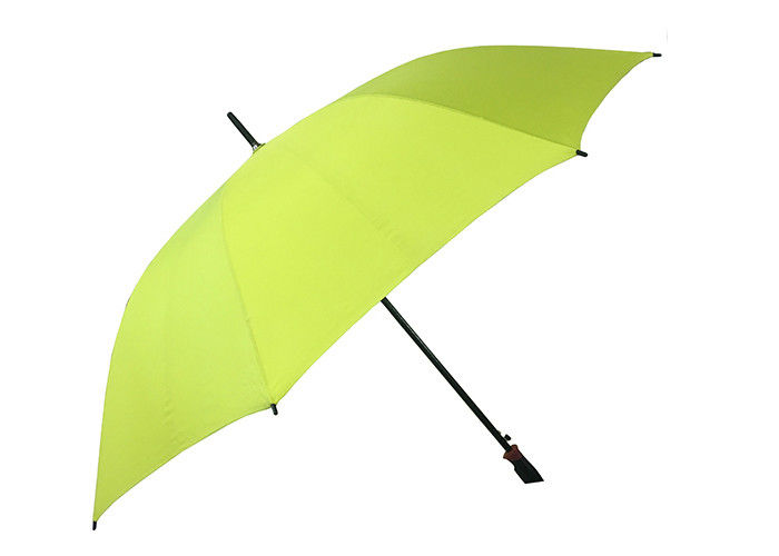 L'ombrello antivento degli uomini vicini aperti del manuale, maniglia di plastica di viaggio della presa antivento dell'ombrello