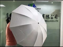 Ombrello inverso a tre pieghe antivento con apertura e chiusura automatica